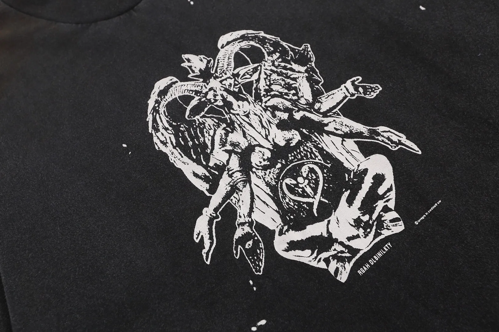Saint Michael printed crack pattern on the chest, washed and distressed, heavy-duty high street loose casual long-sleeved T-shirt. Fabric: 260g. Style number: SM668. Size: S-M-L-XL. Color: washed black. Price: P156.